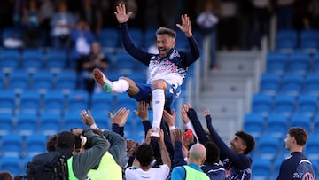 Aitor Sanz es manteado.