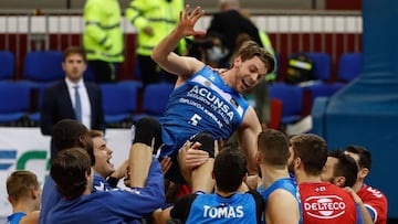 GRAF8916. SAN SEBASTIÁN, 10/01/2021.- Los jugadores del Acunsa Gipuzkoa Basket celebran su victoria en el último segundo ante el Iberostar Tenerife, durante el partido de la Liga ACB de baloncesto disputado este domingo en el San Sebastián Arena. EFE/ Juan Herrero