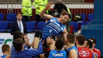 GRAF8916. SAN SEBASTI&Aacute;N, 10/01/2021.- Los jugadores del Acunsa Gipuzkoa Basket celebran su victoria en el &uacute;ltimo segundo ante el Iberostar Tenerife, durante el partido de la Liga ACB de baloncesto disputado este domingo en el San Sebasti&aacute;n Arena. EFE/ Juan Herrero