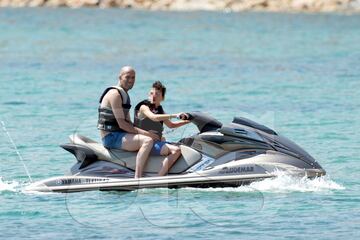 Zidane: Real Madrid coach and his family enjoy the sun in Ibiza