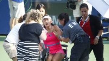 Shuai Peng se retira de la pista en silla de ruedas.