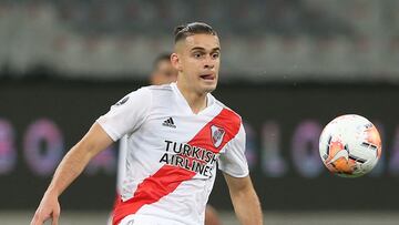 Rafael Santos Borré durante un partido con River Plate por Copa Libertadores.