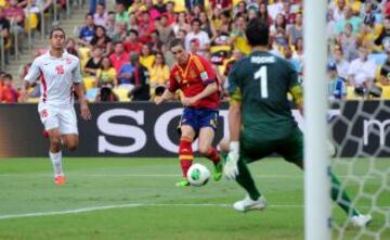 Fernando Torres marca el 1-0.