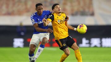 WOLVERHAMPTON, ENGLAND - JANUARY 12: Morgan Gibbs-White of Wolverhampton Wanderers is challenged by Yerry Mina of Everton during the Premier League match between Wolverhampton Wanderers and Everton at Molineux on January 12, 2021 in Wolverhampton, England