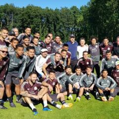 Selección Mexicana recibió visita de lujo: Peter Schmeichel