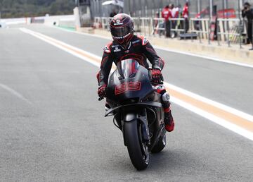 El piloto de Palma de Mallorca volviendo a boxes tras rodar con la Honda en el Ricardo Tormo de Cheste. 