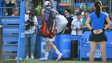 Andy Murray deja la pista de Queen's tras caer ante Jordan Thompson en primera ronda del torneo.