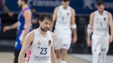 Istanbul (Turkey), 04/05/2021.- Real Madrid's Sergio Llull reacts during the Euroleague basketball playoff match between Anadolu Efes and Real Madrid in Istanbul, Turkey 04 May 2021. (Baloncesto, Euroliga, Turquía, Estanbul) EFE/EPA/TOLGA BOZOGLU