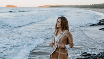 La surfista australiana Carmen Greentree mirando al mar. 