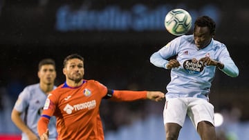 Pione Sisto cabecea el bal&oacute;n delante de Jorge Molina, delantero del Getafe, en Bala&iacute;dos.