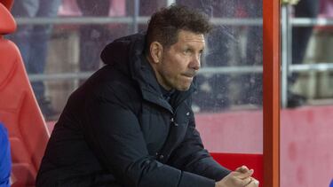 Soria, 12/11/2022. El técnico argentino del Atlético de Madrid, Diego Pablo Simeone, durante le encuentro correspondiente a la primera eliminatoria de la Copa del Rey que disputan hoy sábado frene al Almazán en el estadio de Los Pajaritos, en Soria. EFE / Wifredo García.