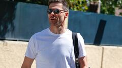 Xabi Alonso llega a su casa en Madrid