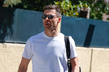 El nuevo entrenador del Real Madrid, Xabi Alonso, llega a su casa en Madrid. 