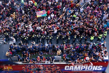 El Barcelona celebra la consecución del triplete nacional (Supercopa de España, Copa del Rey y LaLiga) por las calles de la capital catalana.