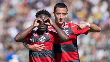 AMDEP8090. MALDONADO (URUGUAY), 17/03/2024.- Elijah Ogundana (i) de Flamengo celebra un gol en la final de la Copa Libertadores Sub-20 entre Boca Juniors y Flamengo este domingo, en el estadio Domingo Burgueño Miguel en Maldonado (Uruguay). EFE/ Enzo Santos Barreiro
