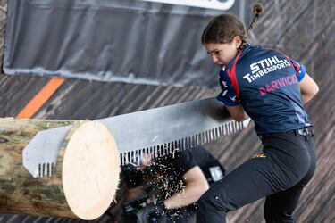 Deportistas de todo el mundo compiten en varias pruebas manejando diferentes herramientas para la madera como motosierras, hachas y sierras.