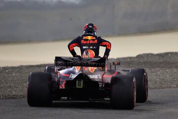 Daniel Ricciardo saliendo de su monoplaza despus de retirarse de la carrera. 