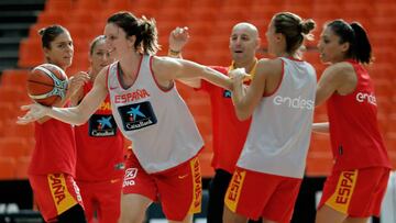 GRAF2233. VALENCIA, 29/08/2018.- Las jugadoras de la selección española de baloncesto, durante el entrenamiento realizado hoy en la Fonteta (Valencia), donde preparan el mundial que comienza el 22 de septiembre en Terenife. EFE/ Juan Carlos Cárdenas