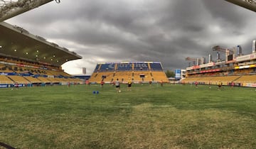 El estado de Sinaloa sufrió las lluvias a finales del año pasado y por consecuencia el estadio de Dorados.La cancha necesitó tiempo para recuperarse y en ese entonces Maradona subía fotos del procedimiento a sus redes sociales.