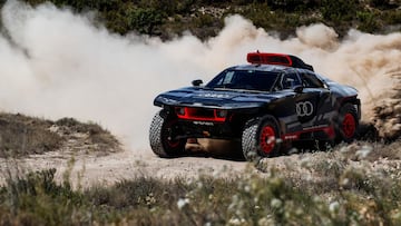 El Audi de Sainz para el Dakar durante sus test en Zaragoza.