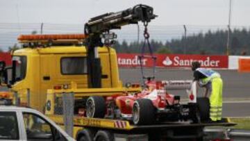 Momento en el que la grúa se lleva el Ferrari de Fernando Alonso.