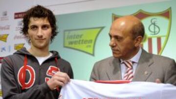 Stevanovic, presentado como jugador del Sevilla con el expresidente José María del Nido.