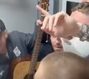 Ed Sheeran canta en un baño celebrando el ascenso de Ipswich Town