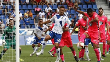 Jugadores del Lugo defienden el ataque del Tenerife.