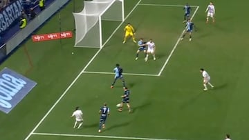 Suazo reafirma su calidad de figura con esta notable jugada en Francia: ¡asistencia al pie!