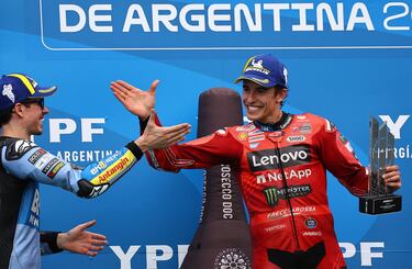 Álex y Marc Márquez se saludan en el podio. 