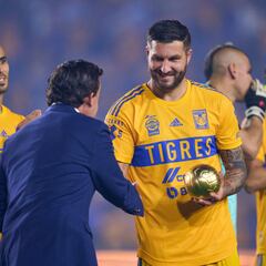 Gignac recibe Balón de Oro por mejor delantero de la campaña 2021-2022