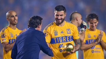 Gignac recibe Balón de Oro por mejor delantero de la campaña 2021-2022