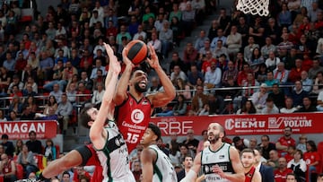 Jahlil Okafor, pívot del Casademont Zaragoza, trata de encestar ante el Joventut.