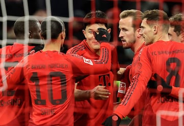 Munich (Germany), 22/11/2024.- Harry Kane of Munich (2-R) celebrates with teammates after scoring the 2-0 lead during the German Bundesliga soccer match between FC Bayern Munich and FC Augsburg in Munich, Germany, 22 November 2024. (Alemania) EFE/EPA/RONALD WITTEK CONDITIONS - ATTENTION: The DFL regulations prohibit any use of photographs as image sequences and/or quasi-video.
