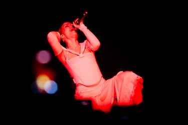 Rosalinda Galán actúa durante la gala final del Benidorm Fest 2026.