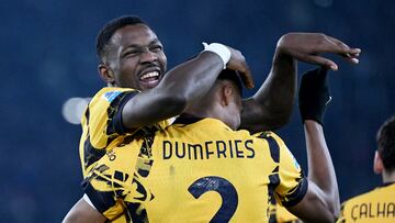 Denzel Dumfries celebra un gol con Marcus Thuram.