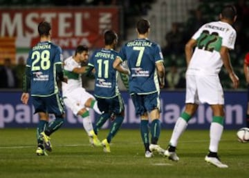 GOL 1-0 Adrián durante el partido de vuelta de dieciseisavos de final de la Copa del Rey, disputado esta tarde en el estadio Martínez Valero. 