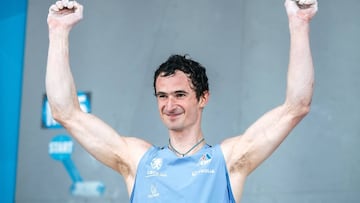 Adam Ondra levantando los brazos en la Copa del Mundo de escalada en Praga 2025