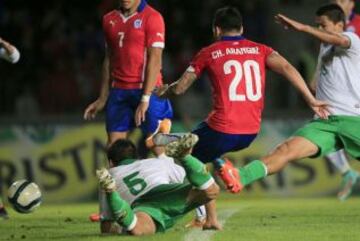 Aránguiz ya sacó el remate para el empate transitorio.