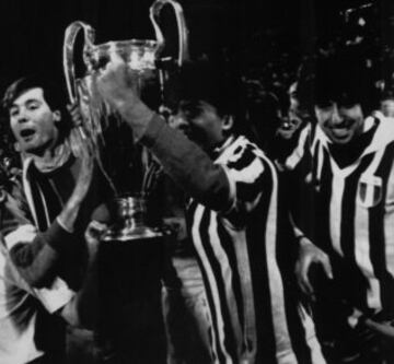 29/05/1985 FINAL: JUVENTUS - LIVERPOOL
Los jugadores celebraron la victoria desconocedores de toda la verdad sobre lo sucedido en las gradas, en las que habían fallecido 39 personas por una avalancha provocada por los Hooligans.