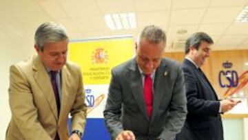 Javier Cuesta, presidente de Correos, observa el matasellado de Francisco Blázquez, presidente de la Federación Española.