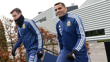 Argentina's defender Gabriel Mercado (R) arrives to take part in a team training session at the City Academy training complex in Manchester, north west England on March 20, 2018 ahead of their March 23 international friendly football match against Italy at the Ethiad Stadium. / AFP PHOTO / Anthony Devlin