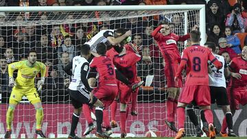 Toño Ramírez, atento para detener un córner del Valencia.