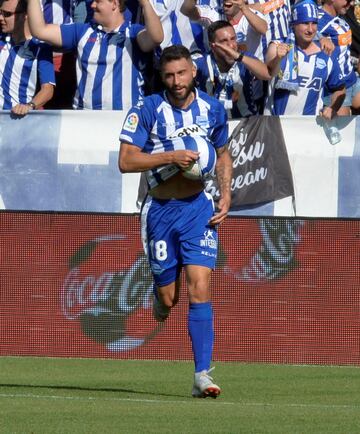 Jugó en el Alavés, cedido por el Swansea, en la temporada 2018/19.