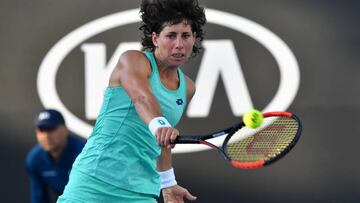 Carla Suárez devuelve una bola ante Kaia Kanepi durante su partido en el Open de Australia.