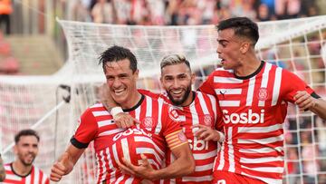 GIRONA (ESPAÑA), 04/05/2023.- Bernardo Espinosa (i) del Girona FC celebra un gol ante el Mallorca este jueves, durante un partido de LaLiga entre el Girona FC y el R.C.D Mallorca, en el estadio municipal de Montilivi, en Girona (España). EFE/ David Borrat
