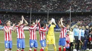 <b>RIVALES DIRECTOS... EN TEORÍA. </b>Atlético y Valencia forman antes del inicio del partido de Liga que les enfrentó el mes pasado en el Manzanares y que acabó con empate a cero. La diferencia de resultados entre ambos se ha disparado en los últimos años a favor de los che.