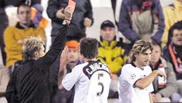 <b>LA ROJA. </b>Momento en el que Anders Frisk expulsó a Angulo.