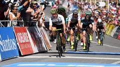 El ciclista australiano Caleb Ewan del equipo Mitchelton-Scott cruza la meta para ganar la segunda etapa del Tour Down Under en Stirling por delante de Daryl Impey, Jay McCarthy y Peter Sagan.