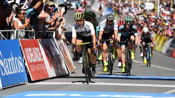 El ciclista australiano Caleb Ewan del equipo Mitchelton-Scott cruza la meta para ganar la segunda etapa del Tour Down Under en Stirling por delante de Daryl Impey, Jay McCarthy y Peter Sagan.